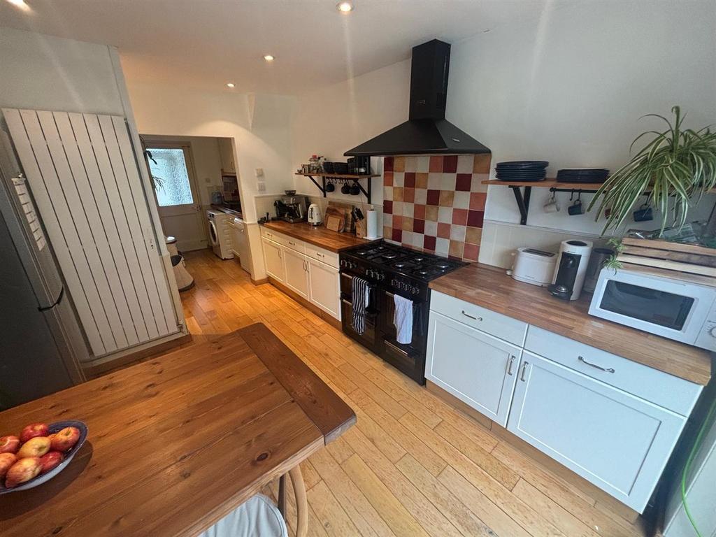 Kitchen 2.jpg
