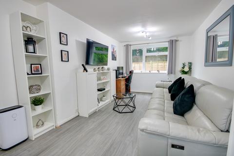 HAREFIELD! DUAL ASPECT LOUNGE! KITCHEN/DINER! PRIVATE REAR GARDEN!