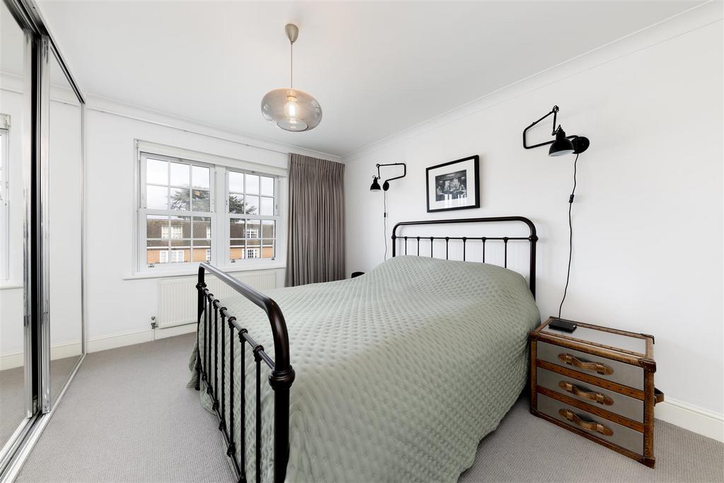 Thaxted Place 8- bed (3).jpg