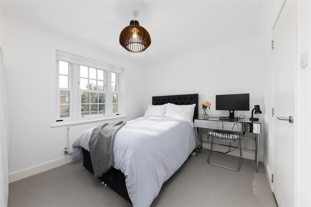 Thaxted Place 8- bed.jpg