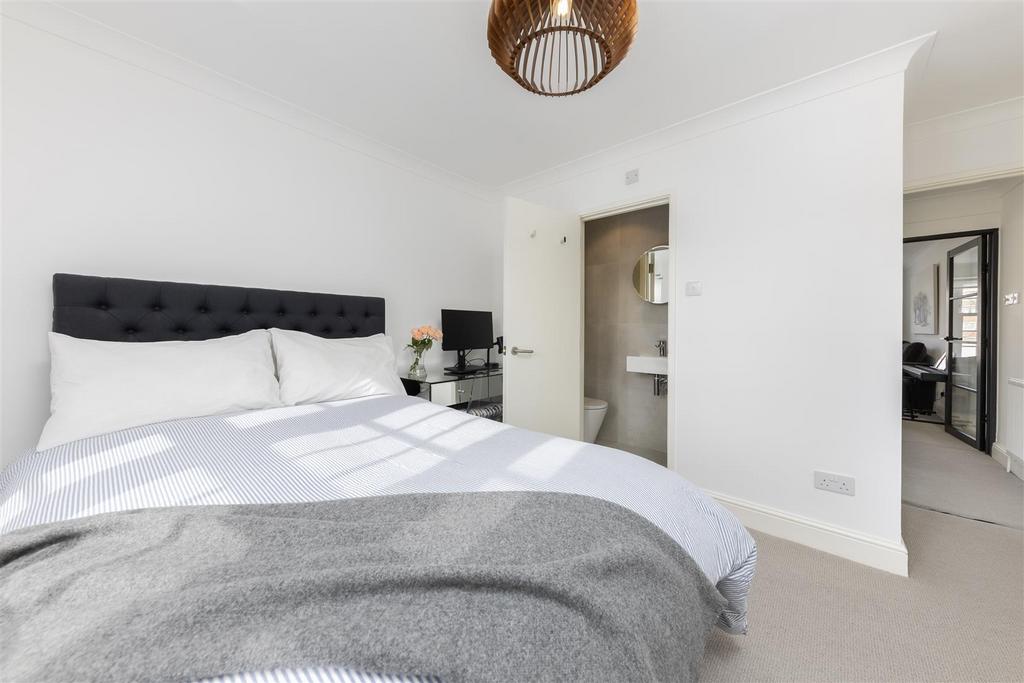 Thaxted Place 8- bed (1).jpg
