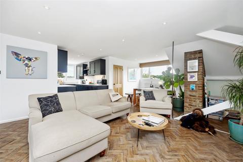3 bedroom flat for sale