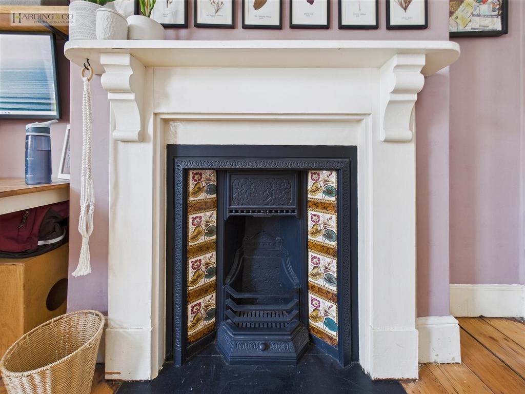 Bed 1 Mantle