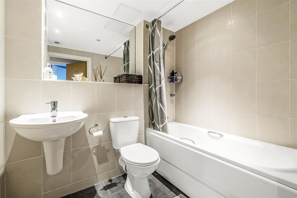 Family bathroom.jpg
