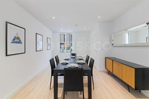 3 bedroom townhouse for sale, Starboard Way, London, E16