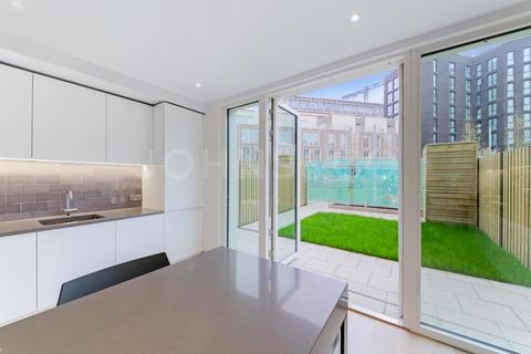 3 bedroom townhouse for sale, Starboard Way, London, E16