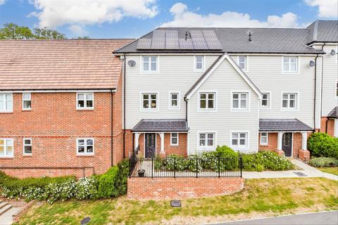84 Consort Drive, Leatherhead, KT22 0AS