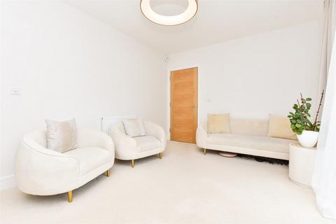 84 Consort Drive, Leatherhead, KT22 0AS