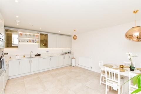 84 Consort Drive, Leatherhead, KT22 0AS