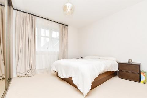 84 Consort Drive, Leatherhead, KT22 0AS