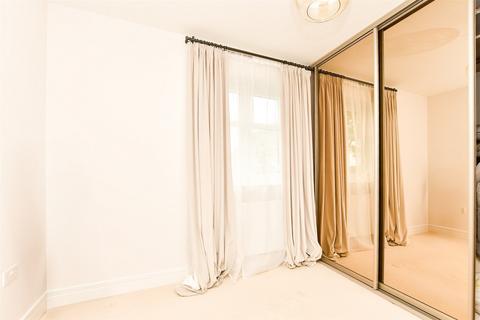 84 Consort Drive, Leatherhead, KT22 0AS