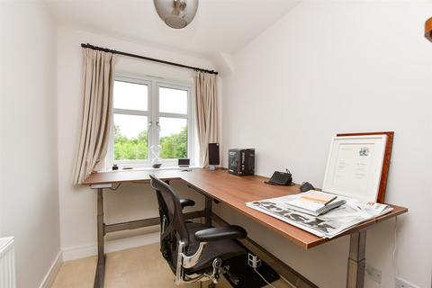 84 Consort Drive, Leatherhead, KT22 0AS