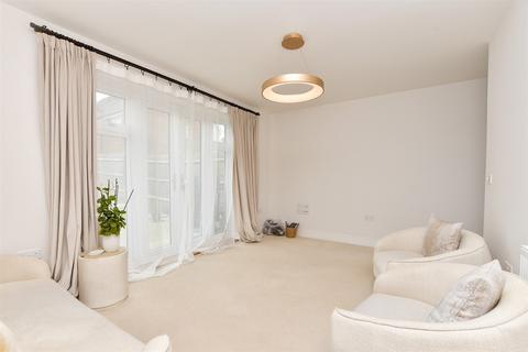 84 Consort Drive, Leatherhead, KT22 0AS