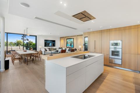 3 bedroom flat for sale, Bolsover Street, London W1W