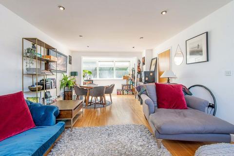 undefined, White Horse Lane, London E1