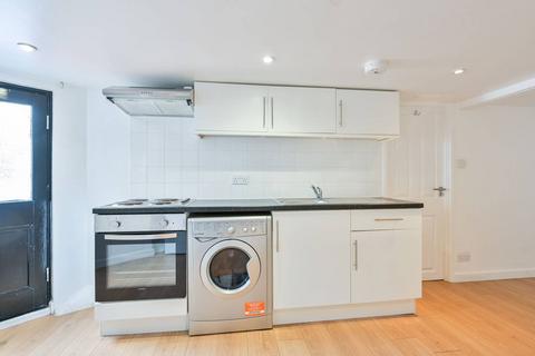 Studio to rent, Waller Road, Telegraph Hill, London, SE14