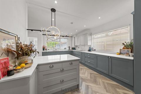 3 bedroom detached bungalow for sale, Hadlow Road, Tonbridge
