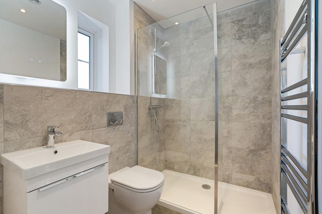 Ensuite to bedroom 1
