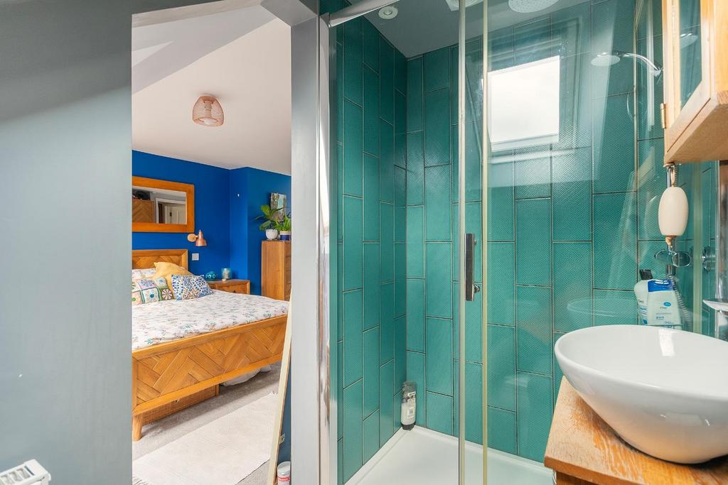 8 D6 RWH - Ensuite A.jpg