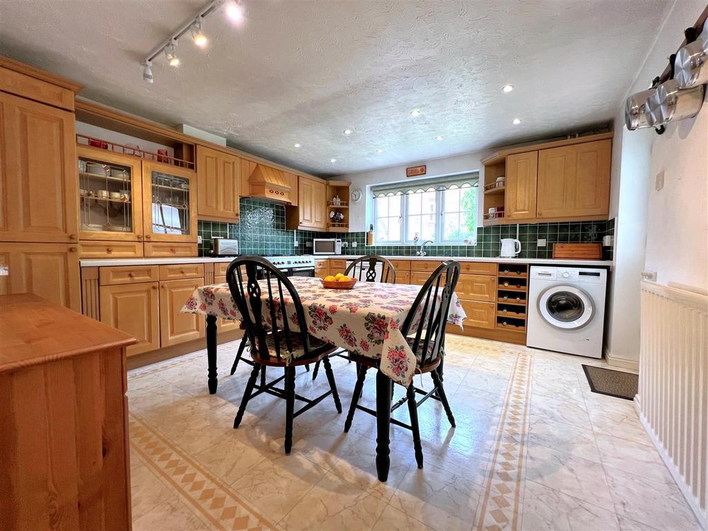 Kitchen 2.jpg