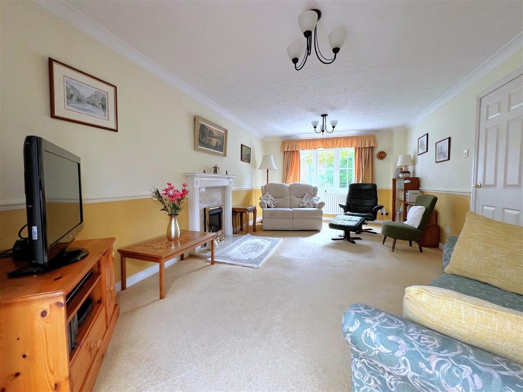 Living room 4.jpg