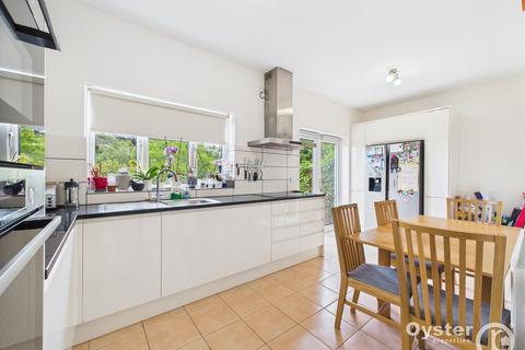 3 Ravenscraig Road, London, N11 1AE