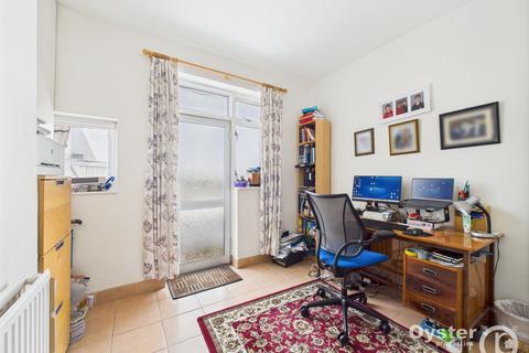 3 Ravenscraig Road, London, N11 1AE