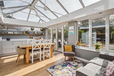 8 Cavendish Walk, Thame, OX9 3YR