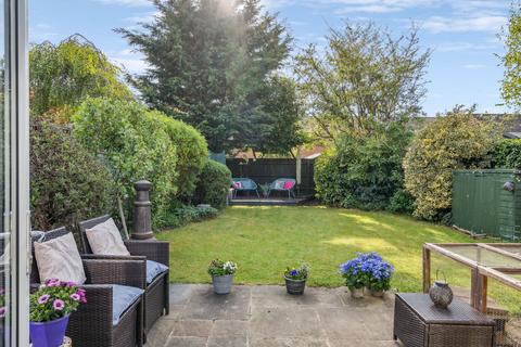 8 Cavendish Walk, Thame, OX9 3YR
