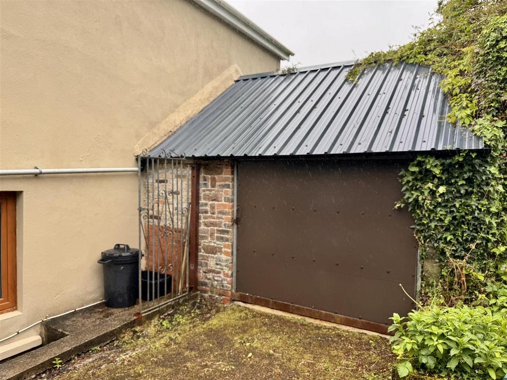 Garage/Workshop