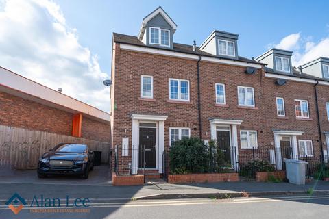 3 bedroom end of terrace house for sale, Vincent Street, Macclesfield, SK11 6UJ