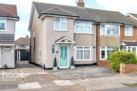 5 Gray Gardens, Rainham, RM13 7NH