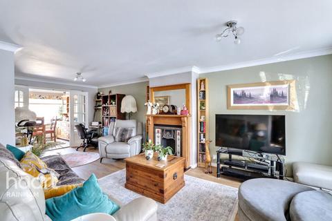 5 Gray Gardens, Rainham, RM13 7NH