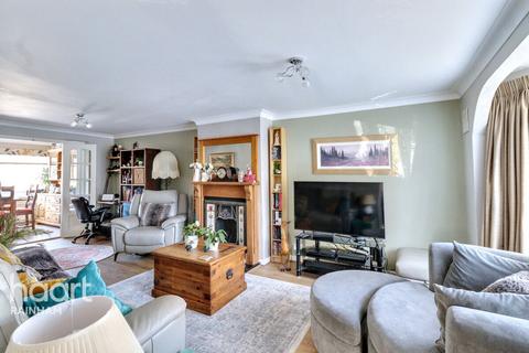 5 Gray Gardens, Rainham, RM13 7NH