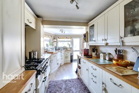 5 Gray Gardens, Rainham, RM13 7NH