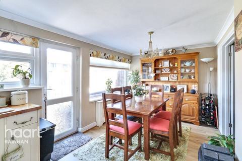 5 Gray Gardens, Rainham, RM13 7NH