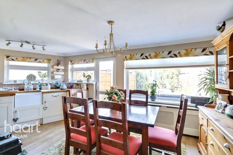 5 Gray Gardens, Rainham, RM13 7NH