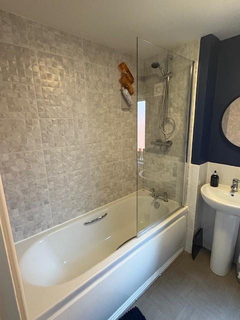 Bathroom 2.jpg