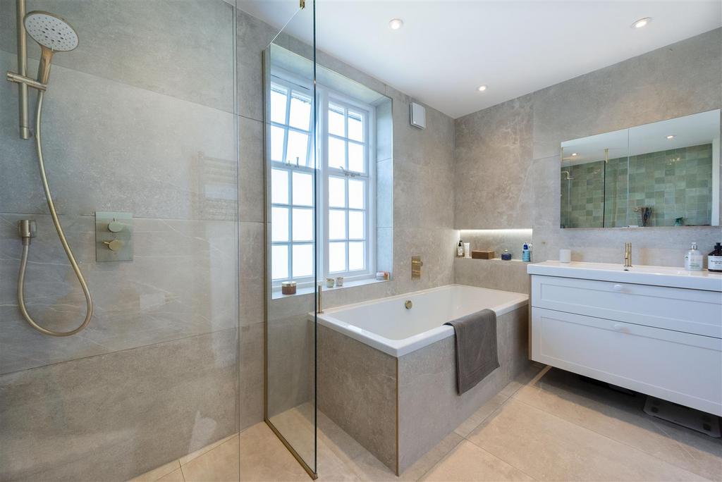 86 Hampstead Way bath 2.jpg