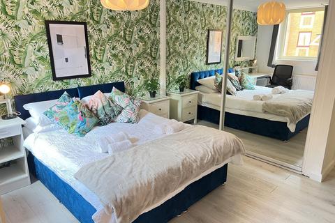2 bedroom ground floor flat to rent, China Court, Asher Way, London E1W