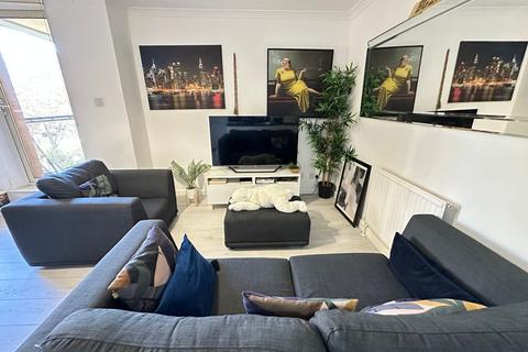 2 bedroom ground floor flat to rent, China Court, Asher Way, London E1W