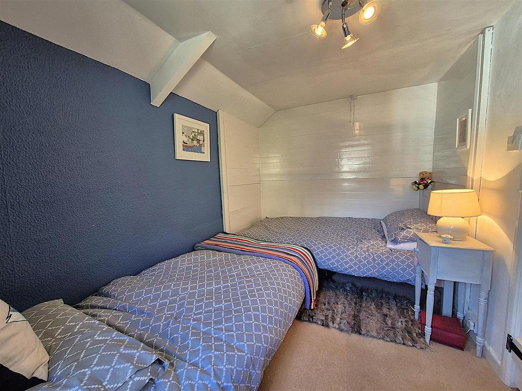 Twin bedroom