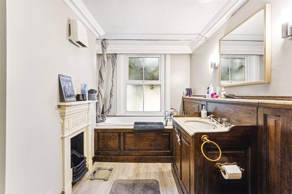 Bathroom (Lower M)