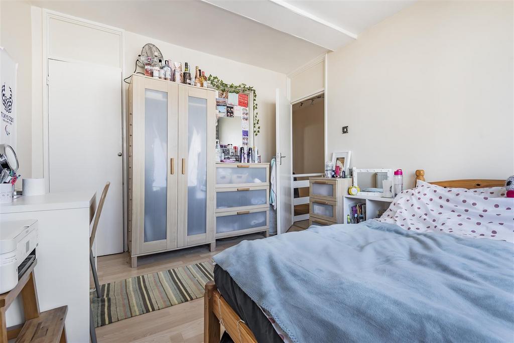Apartment in Roehampton - View 2