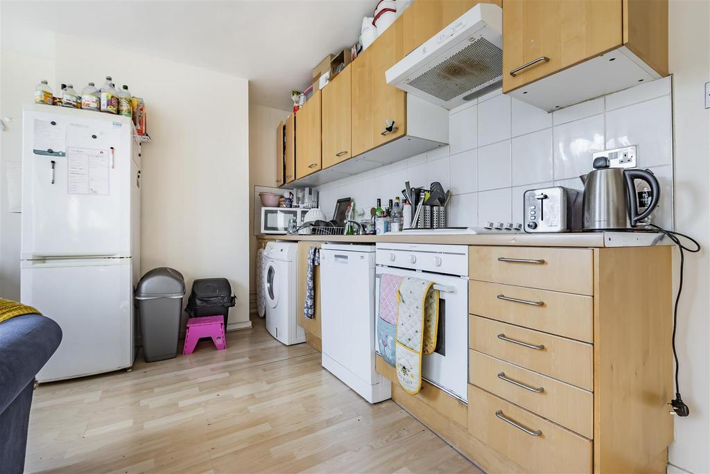 Apartment in Roehampton - View 5