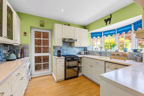 3 Knightwood Close, Reigate, RH2 8BE