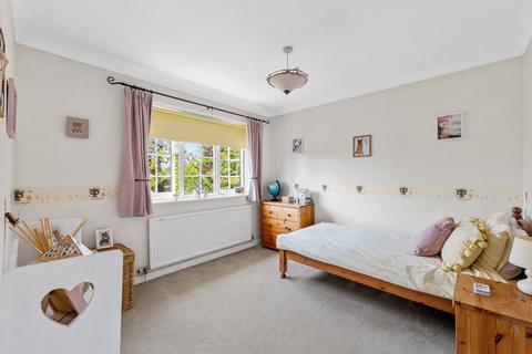 3 Knightwood Close, Reigate, RH2 8BE