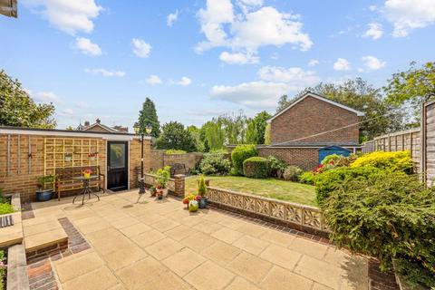 3 Knightwood Close, Reigate, RH2 8BE