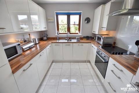 2 bedroom detached bungalow for sale, Newton Heights, Kilgetty