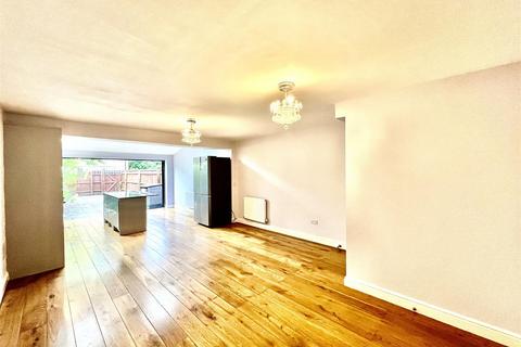 32 Tentelow Lane, Southall, UB2 4LE
